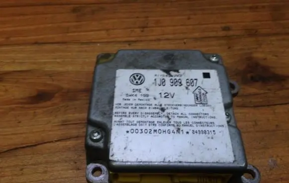 Volkswagen PASSAT B5 Airbag control unit/module 1j0909607 5wk4199