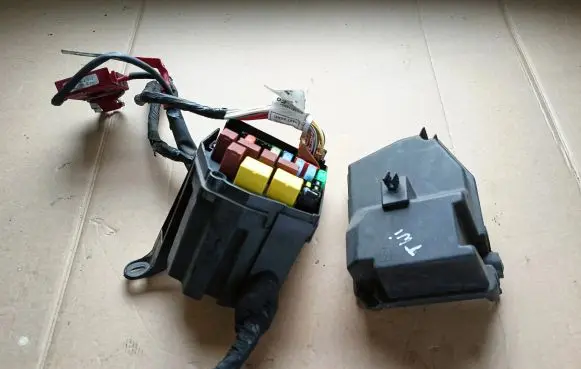 Renault Twingo II Fuse box set