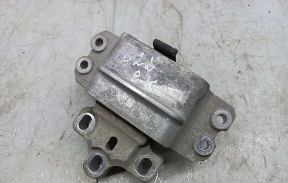 Volkswagen PASSAT CC Engine mount bracket 3C0199555