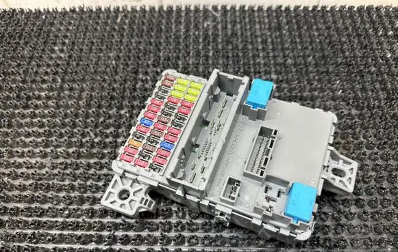 Honda Jazz IV GR Fuse box set TZAJ010 J1200303