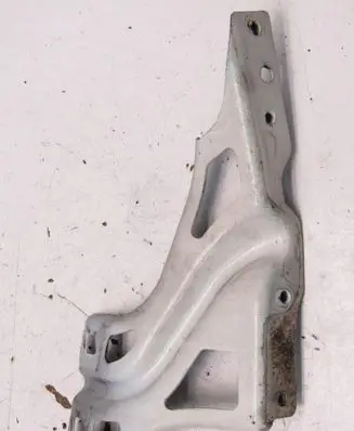 Audi Q3 8U Fender mounting bracket 8U0821135