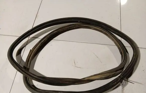 Volvo V50 Trunk rubber seal (body) 
