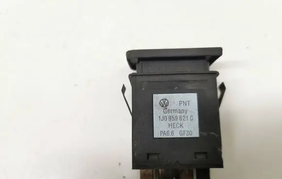 Volkswagen Golf IV Windscreen/window heater switch 1J0959621C