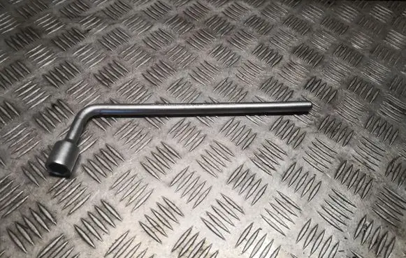 Mercedes-Benz ML W164 Wheel nut wrench 2215810001 A2215810001