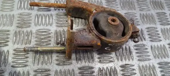 Toyota Yaris Engine mount bracket