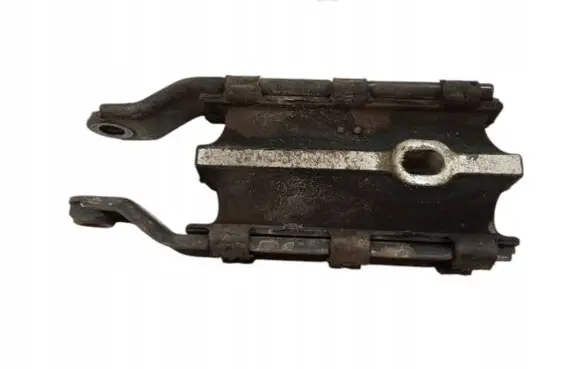 Engine mount vacuum valve