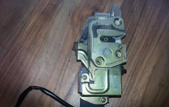 Mazda 323 F Rear door lock