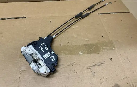 Mitsubishi L200 Front door lock MN136790