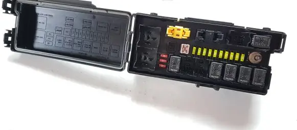 Jeep Commander Fuse module 04692087AB