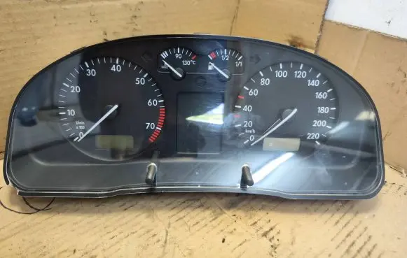 Volkswagen PASSAT B5 Speedometer (instrument cluster) 09051940090