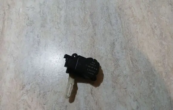 Mercedes-Benz CLK A209 C209 Air flap motor/actuator A2038201642