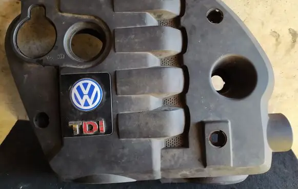Volkswagen PASSAT B5.5 Engine cover (trim) 038103925