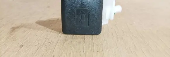 Engine bonnet (hood) release handle