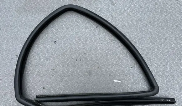 Jeep Cherokee XJ Rubber seal front door window/glass 55175352AC