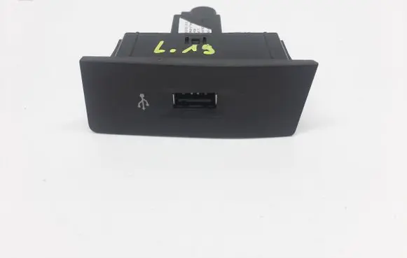 Skoda Fabia Mk3 (NJ) USB socket connector 5Q0035726N
