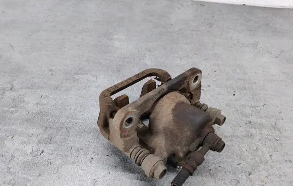 Nissan Qashqai+2 Rear brake caliper