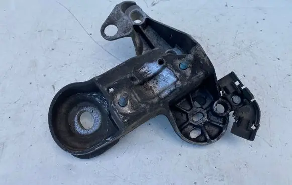 Audi A6 S6 C5 4B Engine mounting bracket 4B0199352A