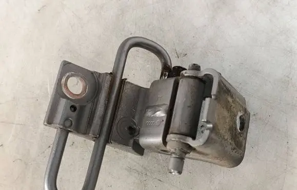 Audi A4 S4 B7 8E 8H Front door lower hinge 8E0831412B EDS0305