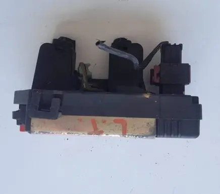 Opel Astra G Rear door lock 90561157