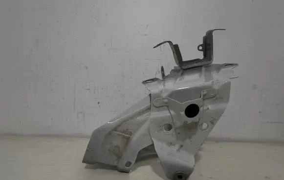 Volkswagen Touareg III Fender mounting bracket 760821138