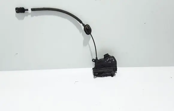 Renault Captur Rear door lock 825019935R