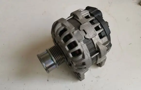 Volkswagen Golf VII Generator/alternator 04E903021M