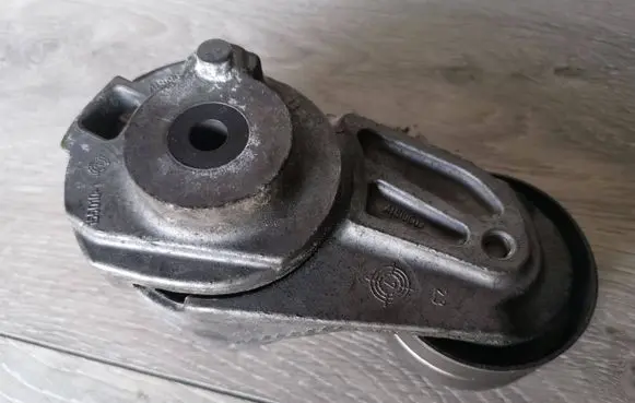 Mercedes-Benz ML W164 Alternator belt tensioner A6422001370