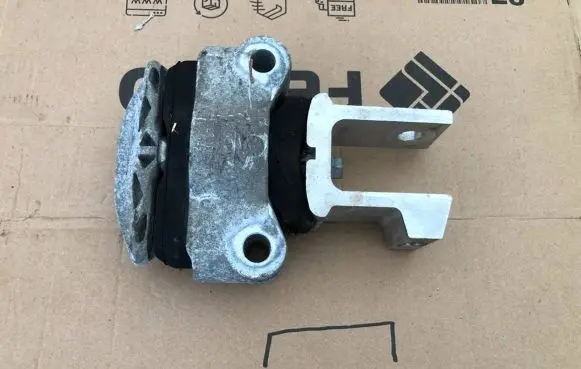 Engine mount vacuum valve