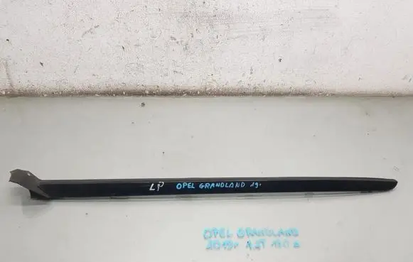 Opel Grandland X Windshield trim