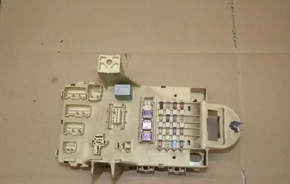 Toyota Yaris Fuse module 827300D020A