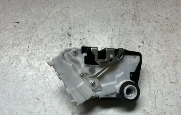 Honda CR-V Front door lock L8811260F3