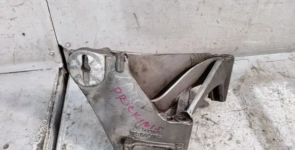 Volkswagen Touareg I Engine mounting bracket 070199307A