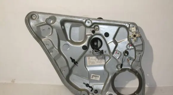 Rear door manual window regulator