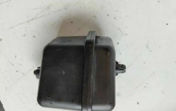 Volkswagen PASSAT B6 Vacuum air tank 03G129808