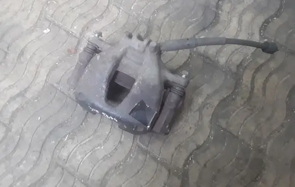 Peugeot 3008 I Front brake caliper Y04565