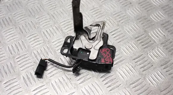 Engine bonnet/hood lock/catch