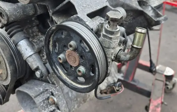 Volkswagen PASSAT B5.5 Power steering pump 038145255D
