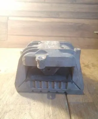 Volkswagen PASSAT B6 Engine mount bracket