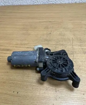 Mercedes-Benz C W202 Front door window regulator motor 0130821709 D9277