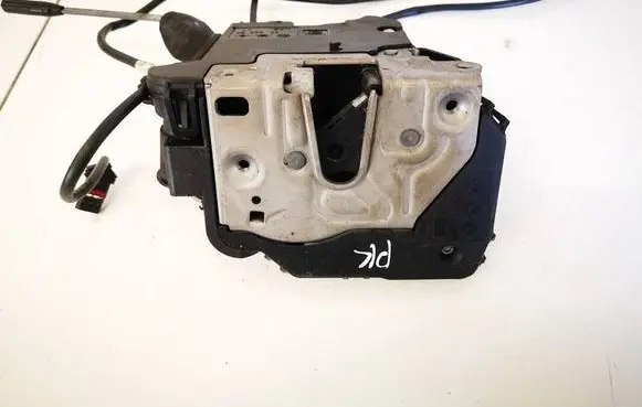 Mercedes-Benz C W203 Front door lock 2037200135