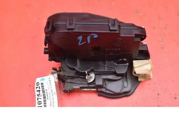 BMW X3 E83 Front door lock 7059967