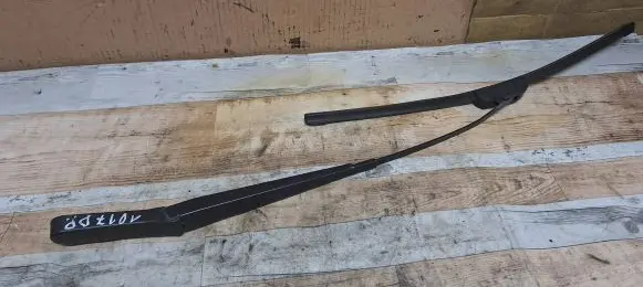 Opel Zafira A Front wiper blade arm 90582557