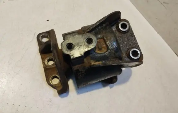 Hyundai Getz Engine mount bracket