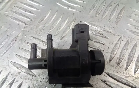 Volkswagen Golf IV Valve vacuum 1J0906283A