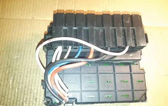 Peugeot 206 Fuse module 9650664080 BSMB3 33776297