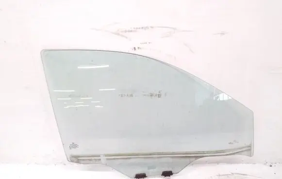 Nissan Navara D23 Front door window glass four-door