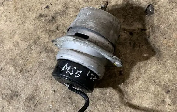Engine mount bracket
