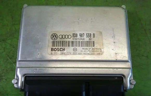 Volkswagen PASSAT B5 Engine control unit/module 8D0907558B