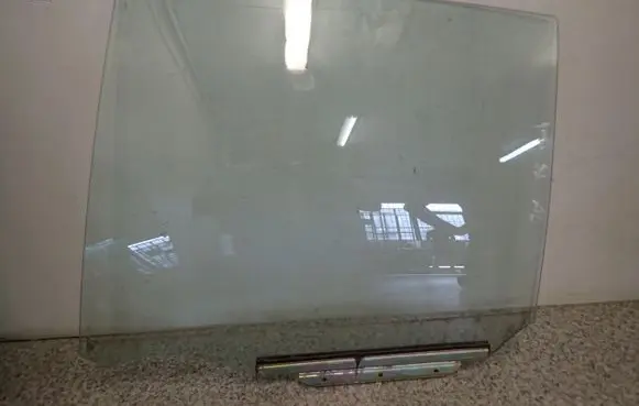 Toyota Yaris Sliding door window/glass 