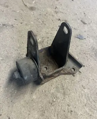Toyota Avensis T220 Engine mounting bracket